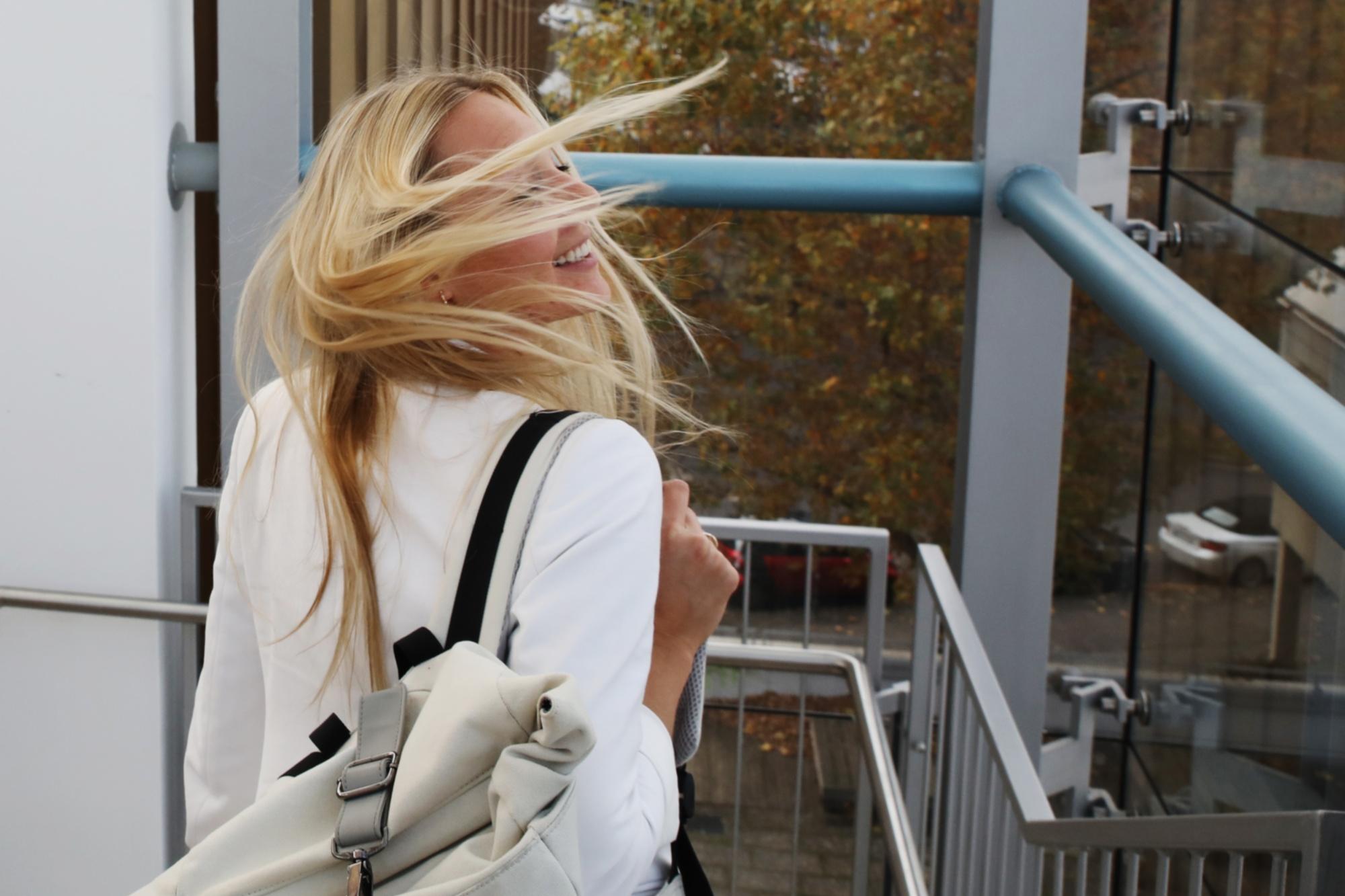 Wehendes Haar Treppe dynamisch_Erzbistum Köln - Gruschka_Besondere Nutzungsbedingungen